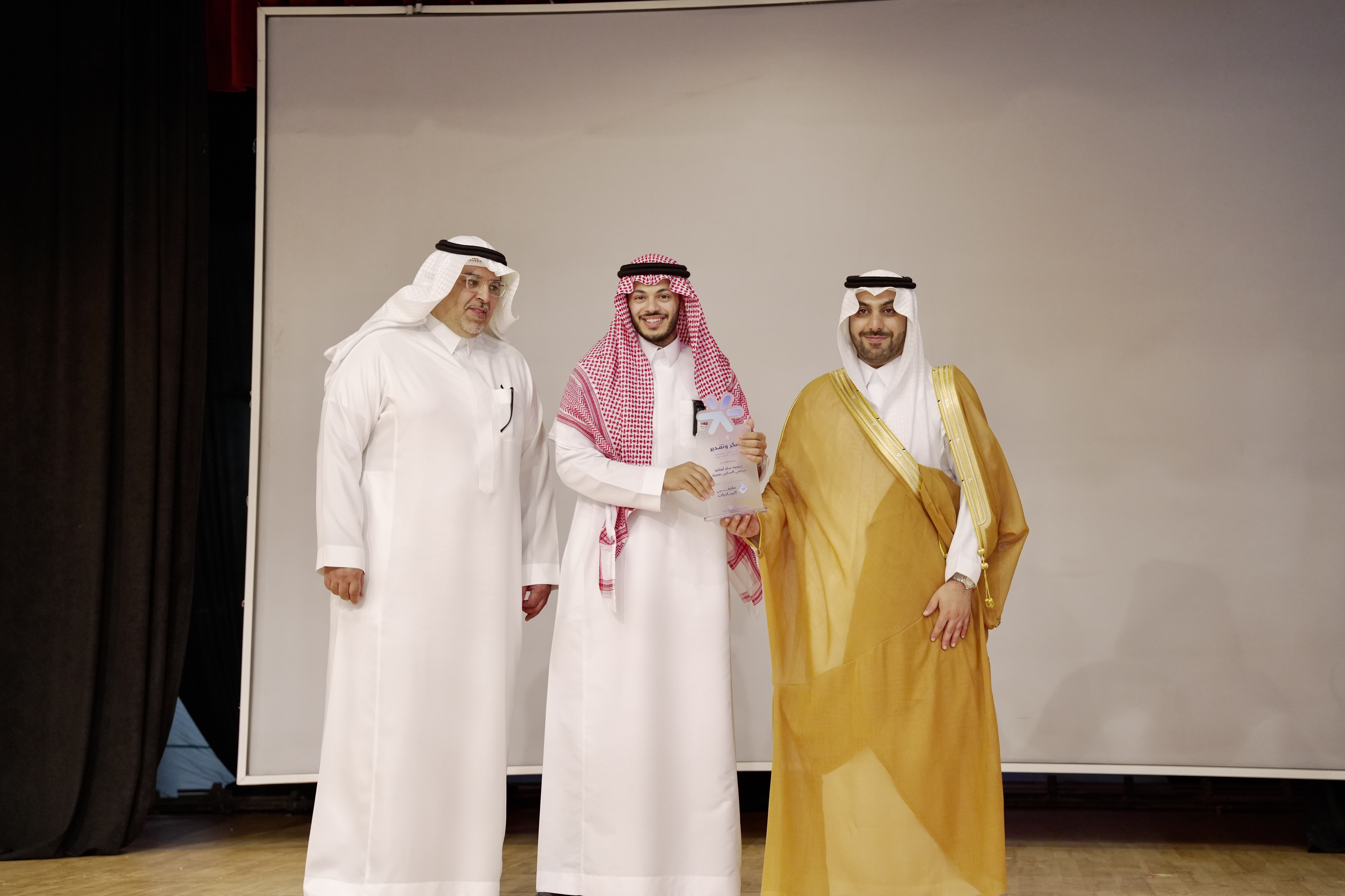بحضور محافظ عنيزة سُكر تستعرض مبادرة “اطمئن”.